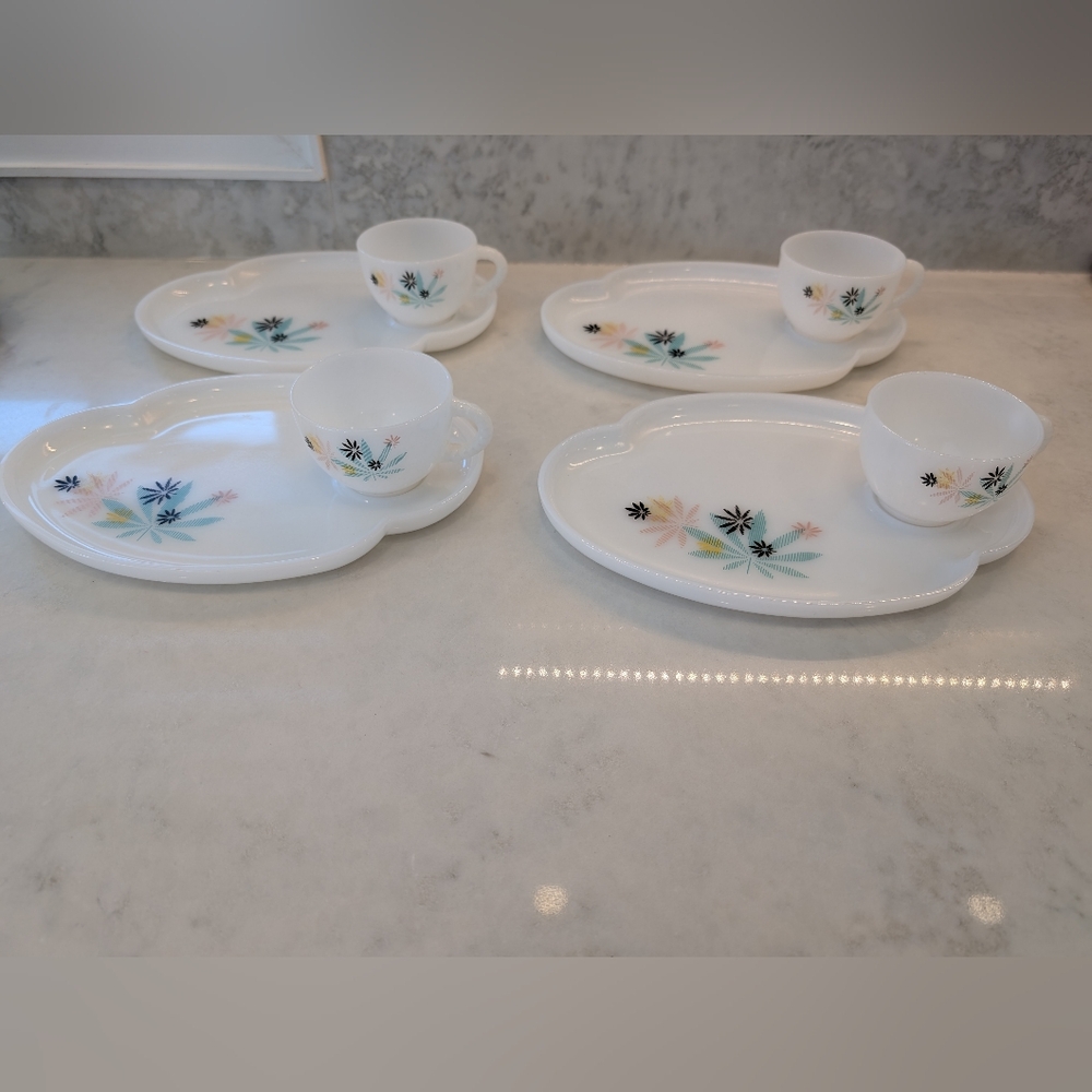 Federal Glass Atomic Flowers white Milk Glass Snack Set of 4 cups & plates 1950s